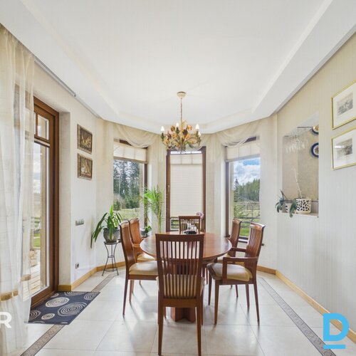 Pārdošanā kvalitatīva 328 m² savrupmāja ar 6679 m² teritoriju Unmuru ezera krast