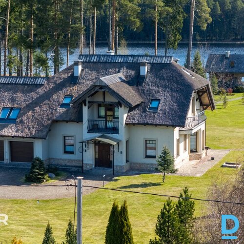 Pārdošanā kvalitatīva 328 m² savrupmāja ar 6679 m² teritoriju Unmuru ezera krast