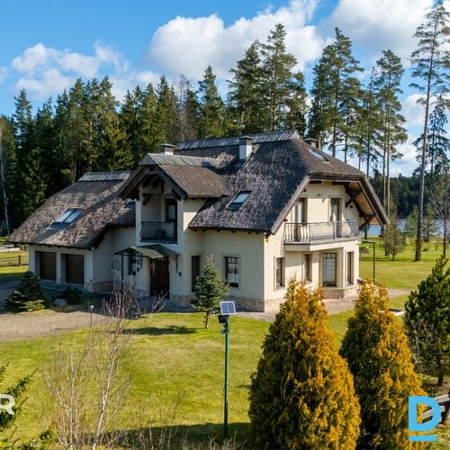 Pārdošanā kvalitatīva 328 m² savrupmāja ar 6679 m² teritoriju Unmuru ezera krast
