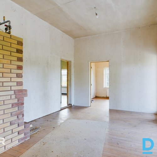 Pārdošanā  divstāvu privātmāja ar 12.2 ha zemes gabalu ainaviskā vietā Jaunpieba