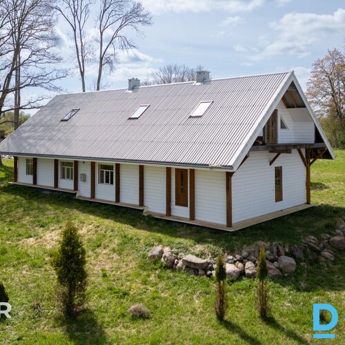 Pārdošanā  divstāvu privātmāja ar 12.2 ha zemes gabalu ainaviskā vietā Jaunpieba