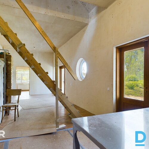 Pārdošanā  divstāvu privātmāja ar 12.2 ha zemes gabalu ainaviskā vietā Jaunpieba