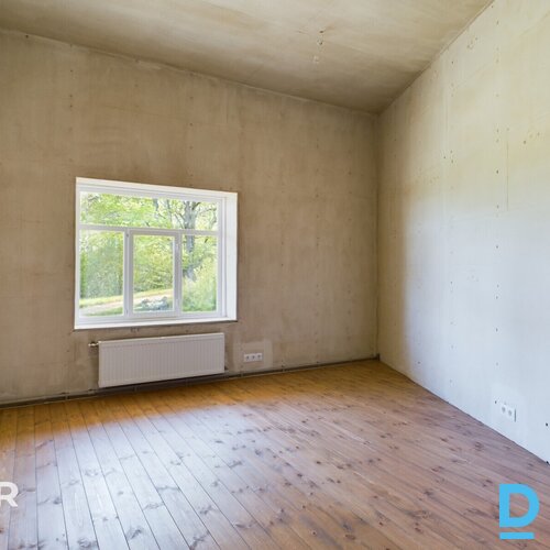 Pārdošanā  divstāvu privātmāja ar 12.2 ha zemes gabalu ainaviskā vietā Jaunpieba
