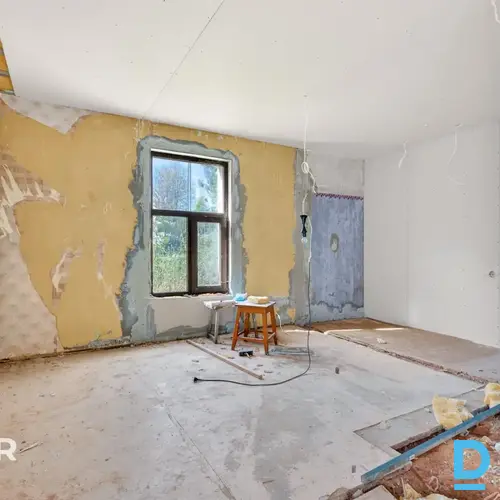 Pārdošanā puse no mājas ar 2984 m² zemes gabalu Smiltenē. Māja celta 1928. gadā 