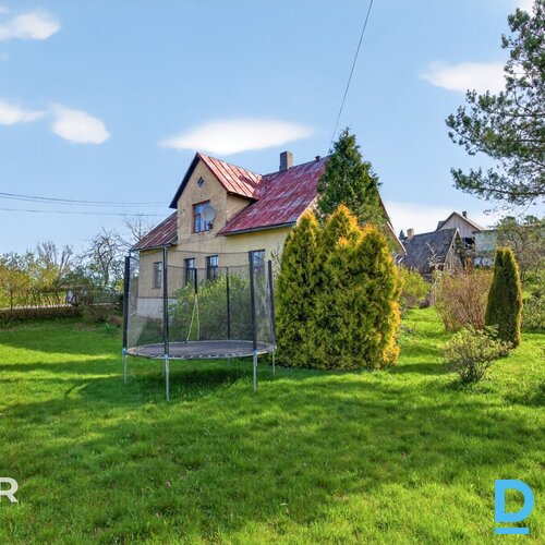 Pārdošanā puse no mājas ar 2984 m² zemes gabalu Smiltenē. Māja celta 1928. gadā Pārdošanā puse no mājas ar 2984 m² zemes gabalu Smiltenē. Māja celta 1928. gadā