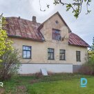 Pārdošanā puse no mājas ar 2984 m² zemes gabalu Smiltenē. Māja celta 1928. gadā 