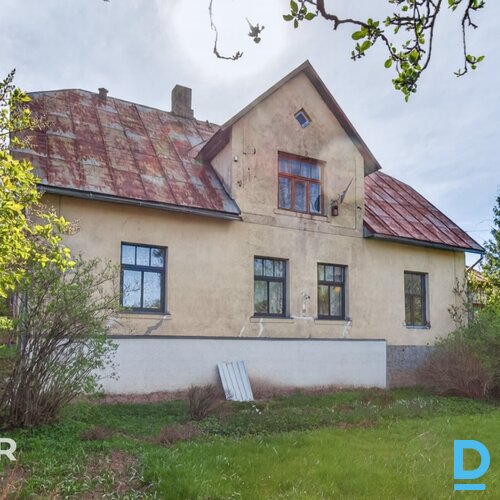 Pārdošanā puse no mājas ar 2984 m² zemes gabalu Smiltenē. Māja celta 1928. gadā 