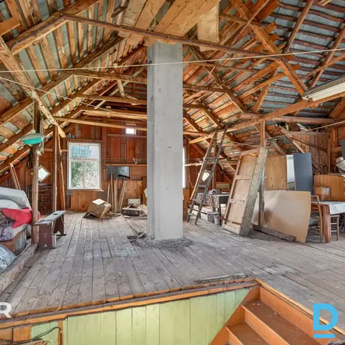 Pārdošanā puse no mājas ar 2984 m² zemes gabalu Smiltenē. Māja celta 1928. gadā 