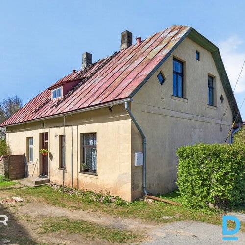 Pārdošanā puse no mājas ar 2984 m² zemes gabalu Smiltenē. Māja celta 1928. gadā Pārdošanā puse no mājas ar 2984 m² zemes gabalu Smiltenē. Māja celta 1928. gadā