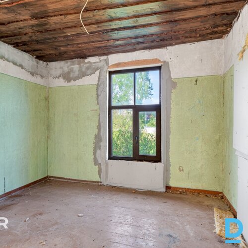 Pārdošanā puse no mājas ar 2984 m² zemes gabalu Smiltenē. Māja celta 1928. gadā Pārdošanā puse no mājas ar 2984 m² zemes gabalu Smiltenē. Māja celta 1928. gadā