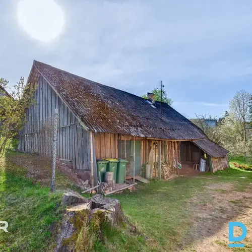 Pārdošanā puse no mājas ar 2984 m² zemes gabalu Smiltenē. Māja celta 1928. gadā 