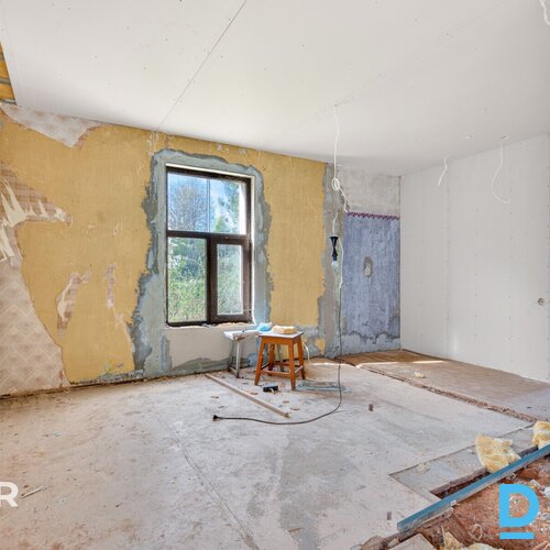 Pārdošanā puse no mājas ar 2984 m² zemes gabalu Smiltenē. Māja celta 1928. gadā Pārdošanā puse no mājas ar 2984 m² zemes gabalu Smiltenē. Māja celta 1928. gadā