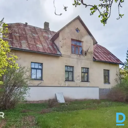 Pārdošanā puse no mājas ar 2984 m² zemes gabalu Smiltenē. Māja celta 1928. gadā 