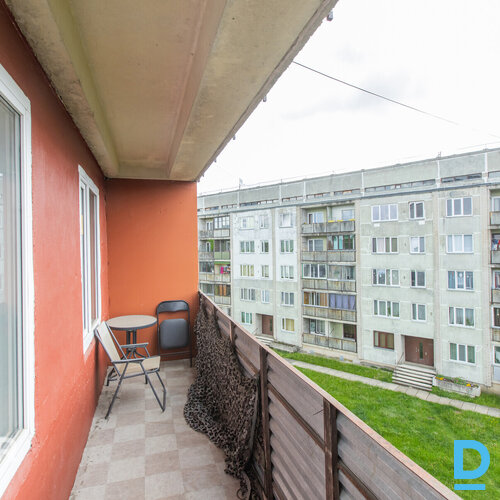 Pārdošanā vienistabas dzīvoklis ar plašu lodžiju klusā Jelgavas apkaimē.Dzīvokļa