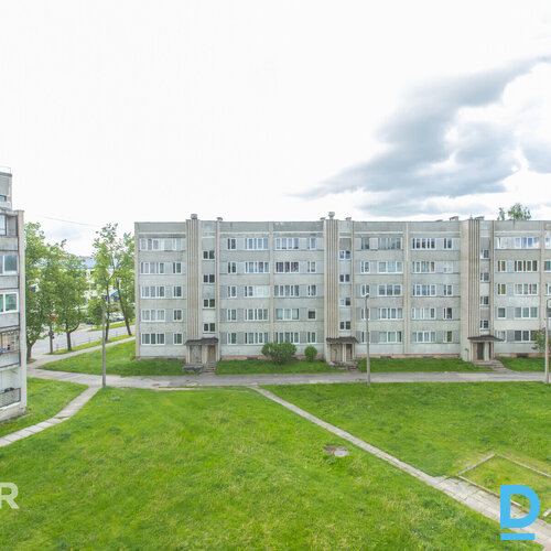 Pārdošanā vienistabas dzīvoklis ar plašu lodžiju klusā Jelgavas apkaimē.Dzīvokļa