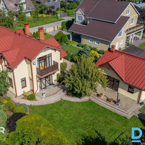 Pārdošanā eleganta savrupmāja ar atsevišķu atpūtas ēku un ainavisku, iekoptu ter Pārdošanā eleganta savrupmāja ar atsevišķu atpūtas ēku un ainavisku, iekoptu ter