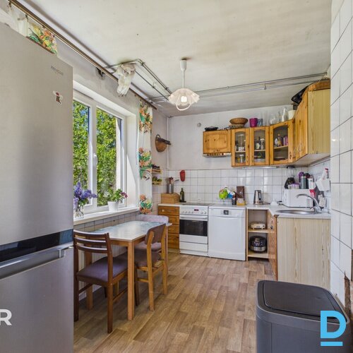 Pārdošanā divstāvu privātmāja ar 857 m² zemes gabalu Saulkrastos.Māja celta 1996