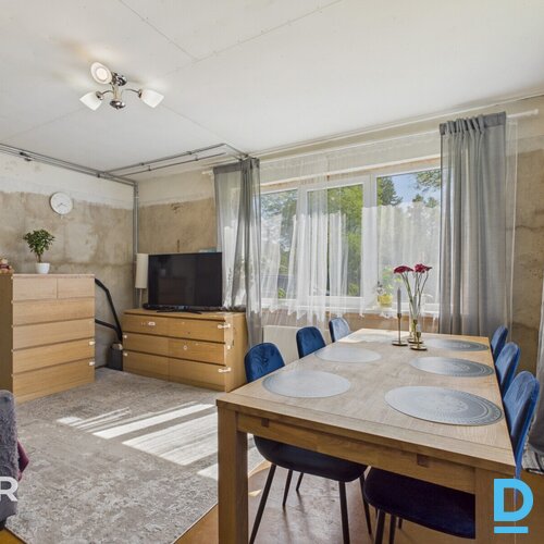 Pārdošanā divstāvu privātmāja ar 857 m² zemes gabalu Saulkrastos.Māja celta 1996