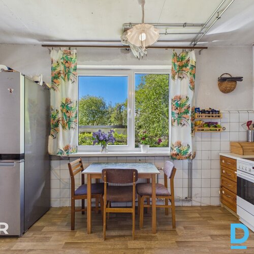 Pārdošanā divstāvu privātmāja ar 857 m² zemes gabalu Saulkrastos.Māja celta 1996