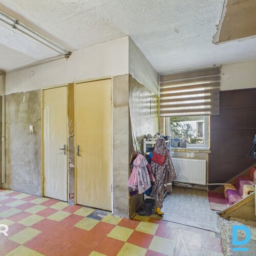 Pārdošanā divstāvu privātmāja ar 857 m² zemes gabalu Saulkrastos.Māja celta 1996