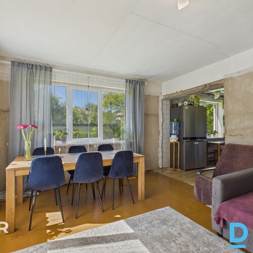 Pārdošanā divstāvu privātmāja ar 857 m² zemes gabalu Saulkrastos.Māja celta 1996