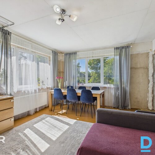 Pārdošanā divstāvu privātmāja ar 857 m² zemes gabalu Saulkrastos.Māja celta 1996