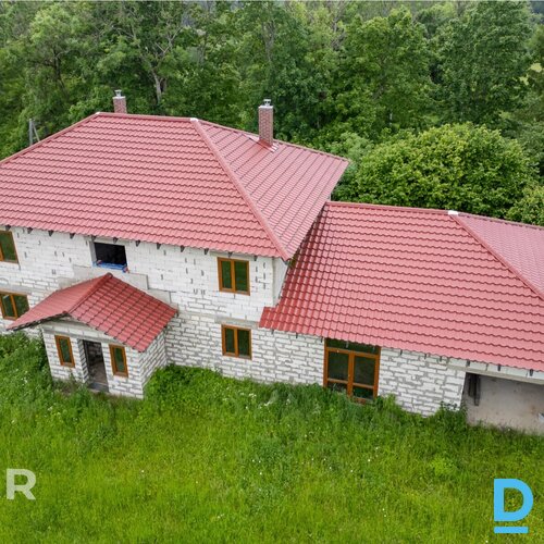 Pārdošanā divstāvu jaunbūve ar 10.8 ha zemi ainaviskā, dabas ieskautā vietā pie 
