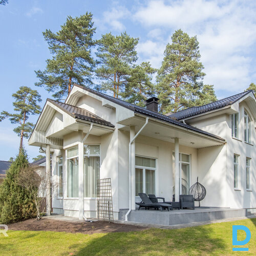 Pārdošanā eleganta divstāvu savrupmāja Berģos, priežu meža ielokāTiek pārdota kv
