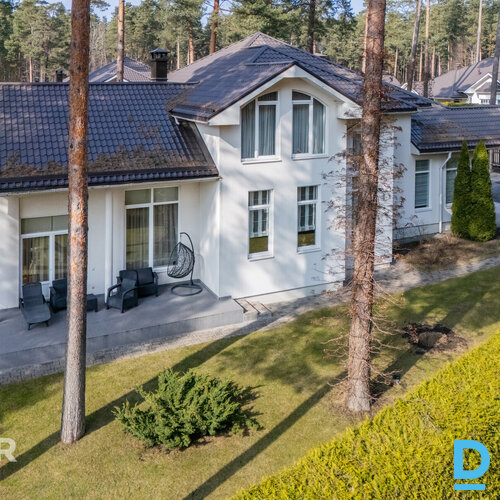 Pārdošanā eleganta divstāvu savrupmāja Berģos, priežu meža ielokāTiek pārdota kv