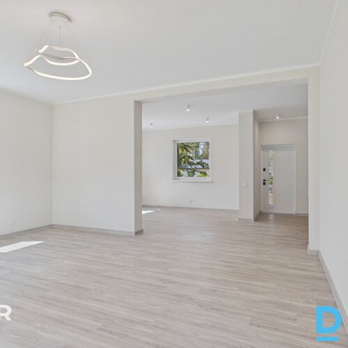Pārdošanā divstāvu savrupmāja ar atsevišķu palīgēku un 3029 m² zemes gabalu Jaun