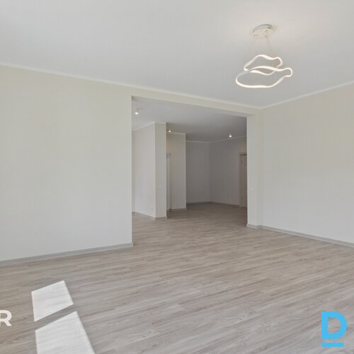 Pārdošanā divstāvu savrupmāja ar atsevišķu palīgēku un 3029 m² zemes gabalu Jaun