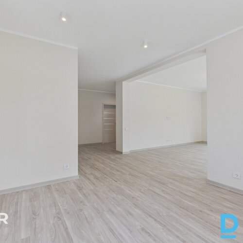 Pārdošanā divstāvu savrupmāja ar atsevišķu palīgēku un 3029 m² zemes gabalu Jaun