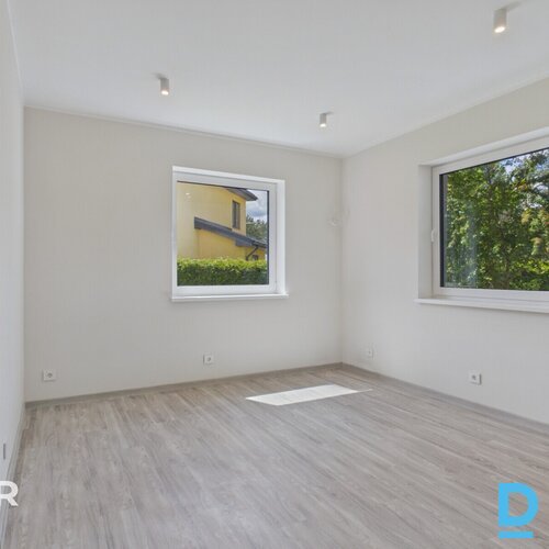 Pārdošanā divstāvu savrupmāja ar atsevišķu palīgēku un 3029 m² zemes gabalu Jaun
