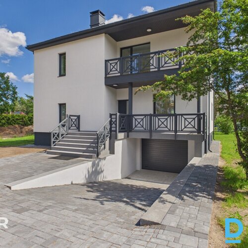 Pārdošanā divstāvu savrupmāja ar atsevišķu palīgēku un 3029 m² zemes gabalu Jaun