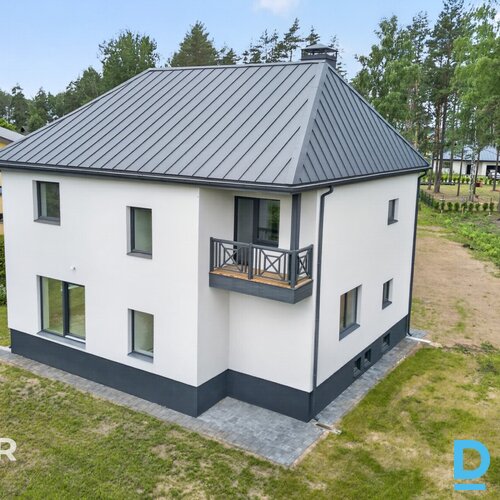 Pārdošanā divstāvu savrupmāja ar atsevišķu palīgēku un 3029 m² zemes gabalu Jaun