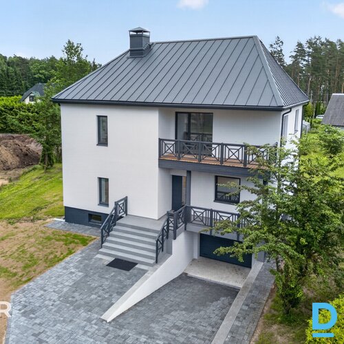 Pārdošanā divstāvu savrupmāja ar atsevišķu palīgēku un 3029 m² zemes gabalu Jaun