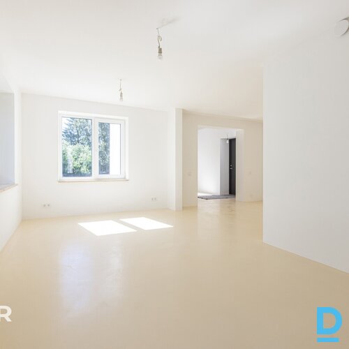 Pārdošanā 3-stāvu privātmāja ar 952 m² zemes gabalu Medemciemā.Māja celta 1994. 