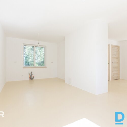 Pārdošanā 3-stāvu privātmāja ar 952 m² zemes gabalu Medemciemā.Māja celta 1994. 