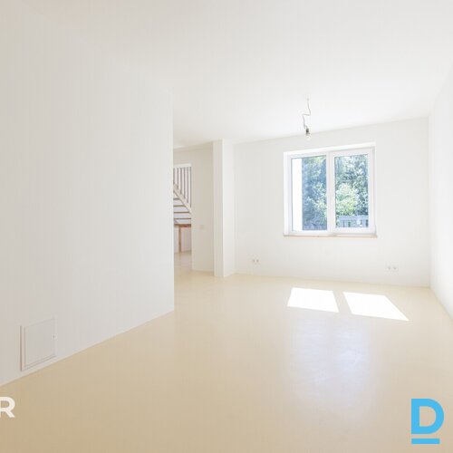 Pārdošanā 3-stāvu privātmāja ar 952 m² zemes gabalu Medemciemā.Māja celta 1994. 
