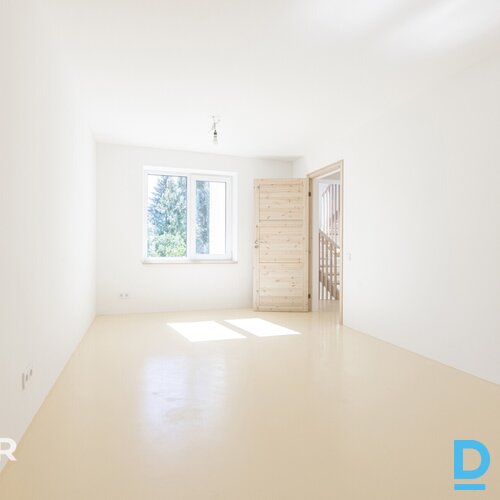 Pārdošanā 3-stāvu privātmāja ar 952 m² zemes gabalu Medemciemā.Māja celta 1994. 