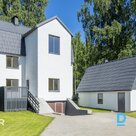 Pārdošanā 3-stāvu privātmāja ar 952 m² zemes gabalu Medemciemā.Māja celta 1994. 