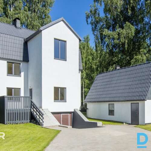 Pārdošanā 3-stāvu privātmāja ar 952 m² zemes gabalu Medemciemā.Māja celta 1994. 