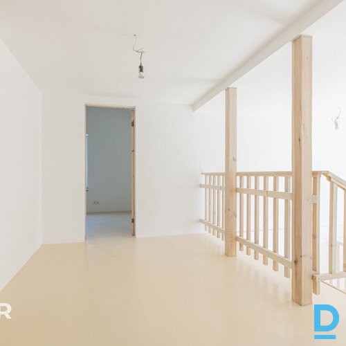 Pārdošanā 3-stāvu privātmāja ar 952 m² zemes gabalu Medemciemā.Māja celta 1994. 