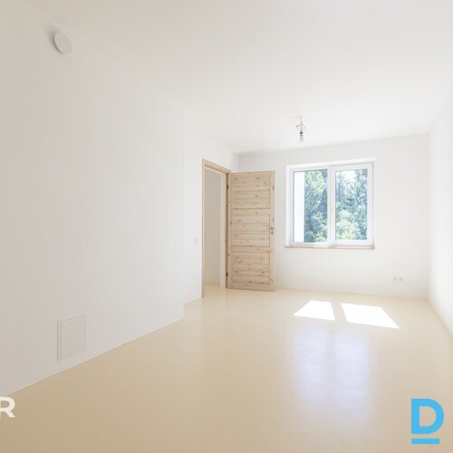 Pārdošanā 3-stāvu privātmāja ar 952 m² zemes gabalu Medemciemā.Māja celta 1994. 