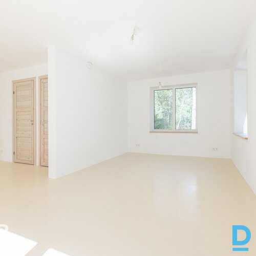 Pārdošanā 3-stāvu privātmāja ar 952 m² zemes gabalu Medemciemā.Māja celta 1994. 