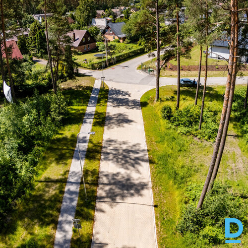 Kvalitatīva dvīņu māja ar pilnu apdari Piņķos – labiekārtotā, skaista meža ielok