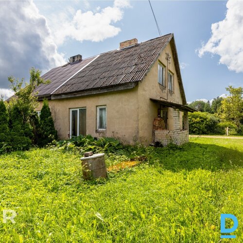 Pārdošanā 1/2 no divstāvu mājas (70 m²) ar plašu privāto teritoriju Dauguļu ciem
