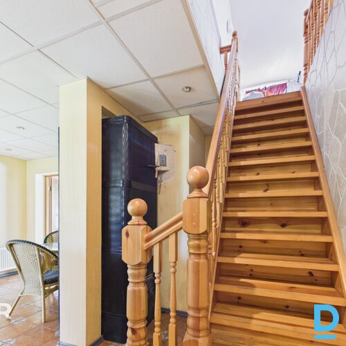 Pārdošanā plaša 2-stāvu privātmāja ar 797 m² zemes gabalu Alūksnē.Māja ir nodota