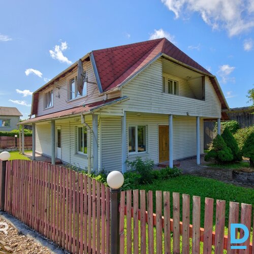 Pārdošanā plaša 2-stāvu privātmāja ar 797 m² zemes gabalu Alūksnē.Māja ir nodota