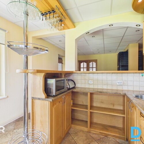 Pārdošanā plaša 2-stāvu privātmāja ar 797 m² zemes gabalu Alūksnē.Māja ir nodota